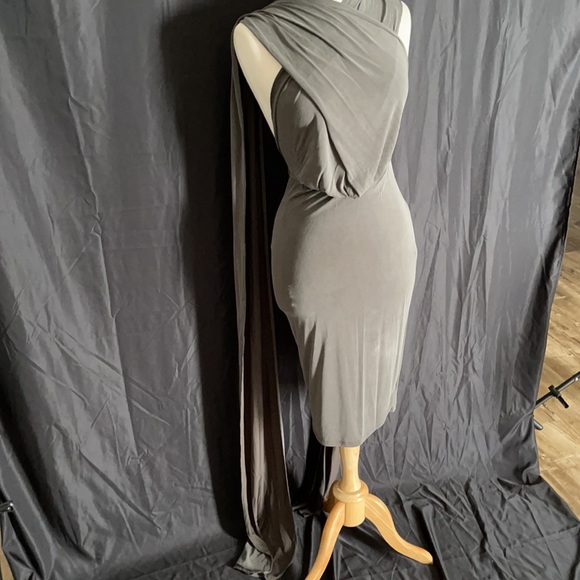 Green infinity dress. - Picture 6 of 10